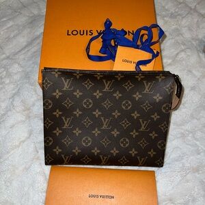 Excellent condition Louis Vuitton Toiletry 26